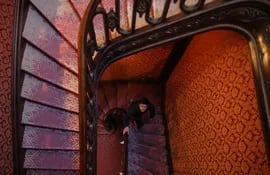 Visitantes suben la "escalera colorada" de la casa de la infancia del actor y crítico Antonio 'Taco' Larreta, durante el Día del Patrimonio de Uruguay, en Montevideo (Uruguay).