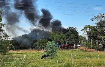 La Unidad de transporte que realiza viaje de Carapeguá-Ciudad del Este ardió en llamas