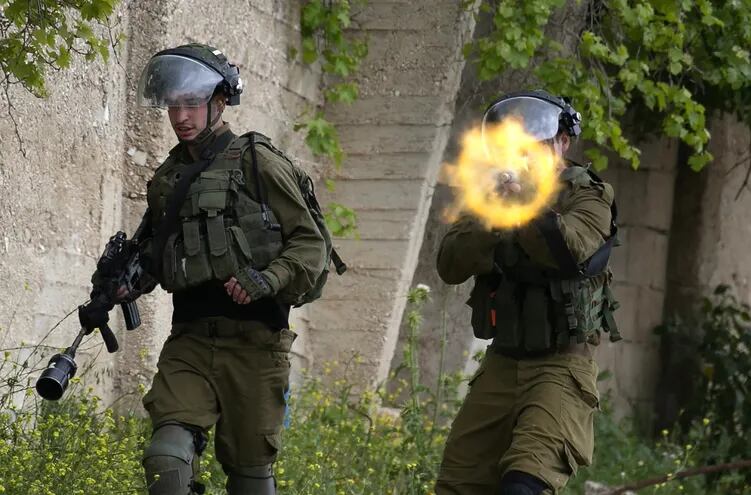 Soldados israelíes se enfrentan a manifestantes palestinos en la aldea de Kfar Qaddum, el pasado viernes.
