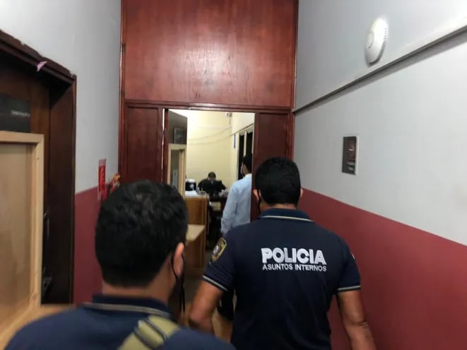 Agentes de Asuntos Internos de la Policía Nacional, ingresan a la unidad fiscal de Estela Ramírez quien investiga el hecho.