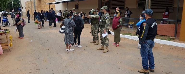 Efectivos militares aplican el protocolo sanitario anticoronavi- rus para que las visitas ingresen al penal de Tacumbú.