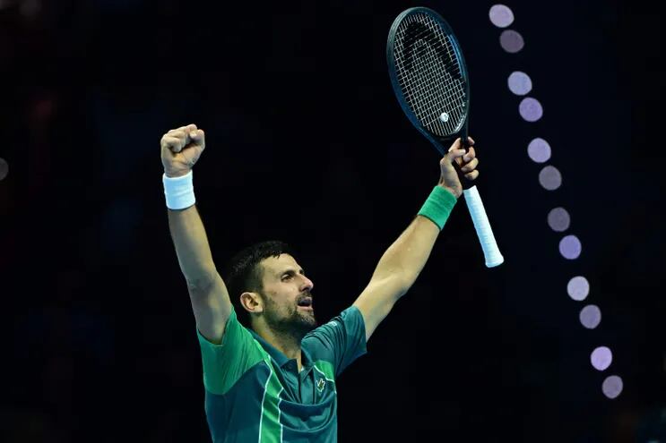 El serbio Novak Djokovic celebra tras ganar al español Carlos Alcaraz durante su partido de semifinales del torneo de tenis ATP Finals en Turín el 18 de noviembre de 2023.