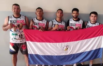Profesor Pedro Capdevila (entrenador), Elias Godoy, Brian Florentín y Juan Fariña (peleadores) y Anastacio Benítes (Beach Boxing MiDePy).