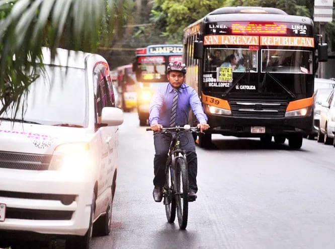 Las personas que utilizan la bicicleta como medio de transporte deben enfrentar el caótico tránsito ante la falta de bicisendas.