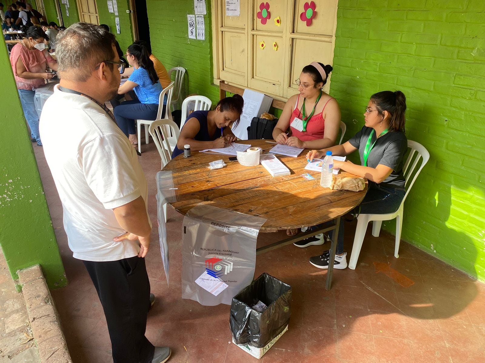 Mesa de votación de la Concertación en la escuela Cerro Corá de Lambaré.