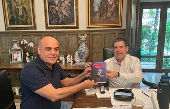El diputado Basilio "Bachi" Núñez (ANR; HC) obsequió un libro sobre la carrera política de Donald Trump al expresidente Horacio Cartes.