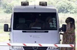 Una camioneta de prisión en la entrada principal de la prisión de Atteridgeville en Pretoria, Sudáfrica. El ex atleta paralímpico Oscar Pistorius fue puesto en libertad condicional del Centro Correccional Atteridgeville de Pretoria el 05 Enero.