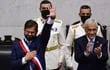 El presidente de Chile Gabriel Boric (i) recibió los atributos presidenciales de la mano del entonces mandatario saliente, Sebastián Piñera. El ex jefe de Estado conservador murió ayer en un accidente aéreo.