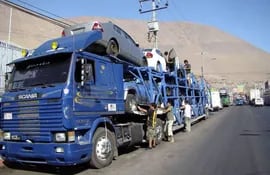 "Cigüeñas", cargadas con vehículos usados traídos de Iquique.