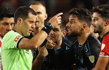 Gremio's midfielder Pepe (R) argues with Uruguayan referee Gustavo Tejera after he showed the red card to Gremio's Praguayan forward Mathias Villasanti during the Copa Libertadores group stage first leg football match between Argentina's Estudiantes de La Plata and Brazil's Gremio at the Jorge Luis Hirschi Stadium in La Plata, Argentina, on April 23, 2024. (Photo by ALEJANDRO PAGNI / AFP)