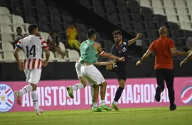 Momento de la pelea entre los jugadores de Paraguay y República Dominicana en el amistoso Sub 23 en el estadio La Huerta, en Asunción.