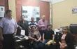 Miembros del Sindicato de Trabajadores del Instituto de Bienestar Rural (Sintibir) y el Sindicato de Trabajadores de la Reforma Agraria (Sintra), con los afectados por la intervención de las oficinas de Caaguazú.