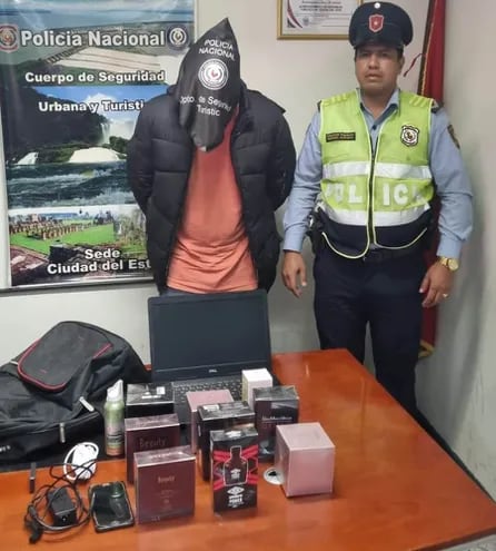 Carlos Felipe Marques Quirino y las evidencias fueron llevados a la oficina de la Policía Turística.