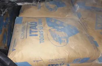 Bolsa de cemento presumiblemente traída de contrabando del Brasil.