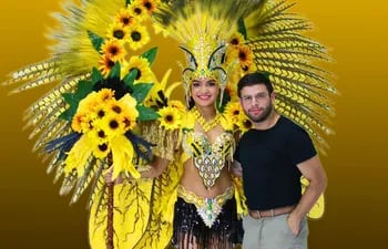 El diseñador Simón Villalba posa con la Miss Teen USA, Uma Sofía, quien luce el Mejor Traje Alegórico del certamen, creado por las talentosas manos de un paraguayo.