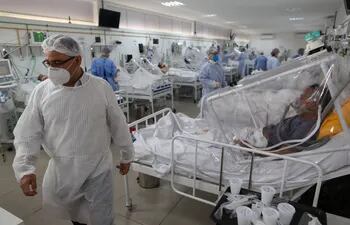 Pacientes con covid-19 son atendidos en la unidad de terapia intensiva del hospital Gilberto Novaes de Manaus, Brasil.