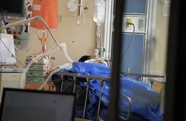 Un paciente con coronavirus conectado a un respirador artificial en la unidad de terapia intensiva del hospital Carlos Andrade Marin en Quito.