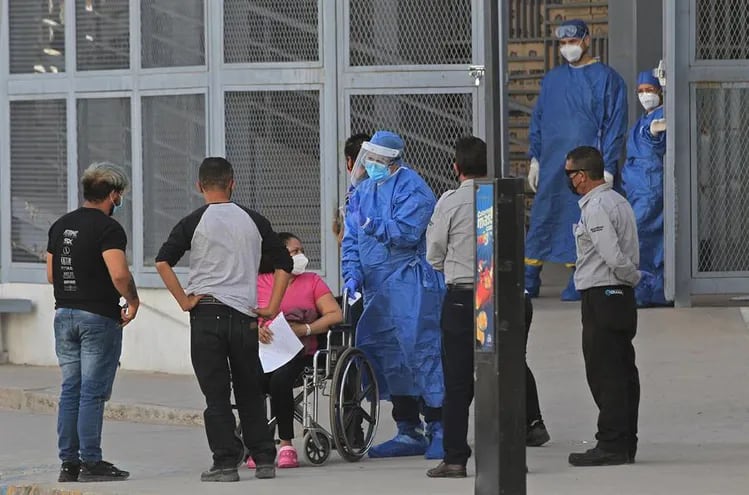 Paramédicos ingresan a una persona contagiada por la Covid-19, el 6 de abril de 2021, en el Hospital General de Ciudad Juárez, en el estado de Chihuahua (México).