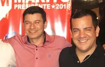 Mario Vega (camisa rosada), junto al ministro de Agricultura, Rodolfo Friedmann.