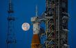 La nave Artemisa con la Luna de fondo. La misión está casi lista para explorar el satélite. (AFP)