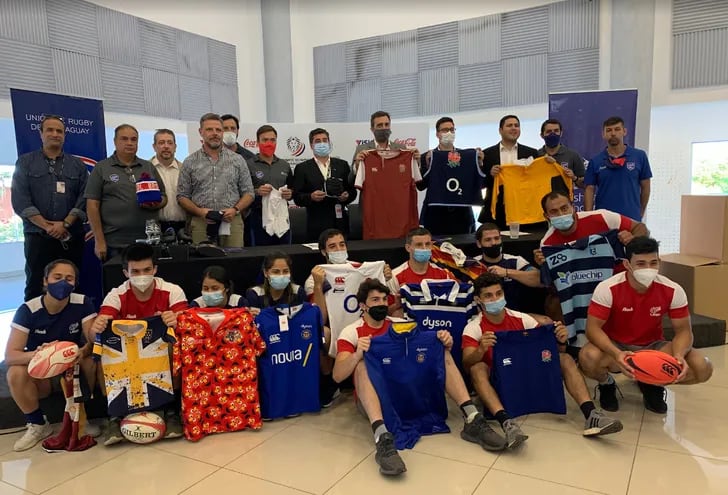 Ayer, la Embajada Británica en Asunción hizo una entrega de donativos de rugby a la URP.