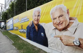 Fotografía de una valla política donde se muestra al candidato José Raúl Mulino este miércoles en la Ciudad de Panamá (Panamá).