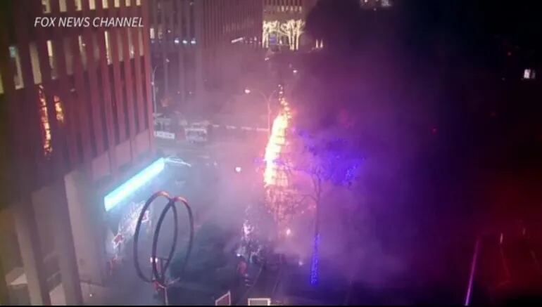 El árbol de Navidad de la cadena de Tv Fox News, en Manhattan, ardió en llamas.