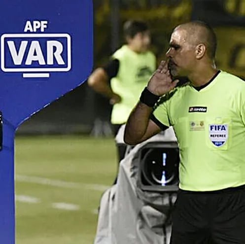 Éber Aquino Gaona, árbitro paraguayo con insignia de FIFA.