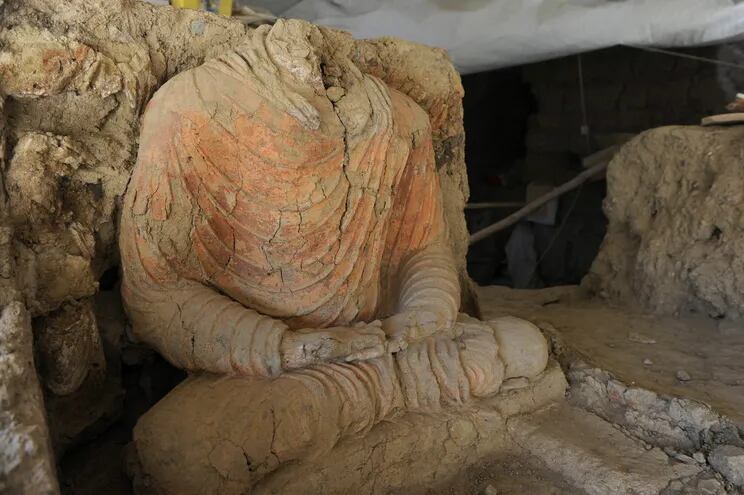 Esta foto de noviembre de 2010 muestra los restos de una estatua de Buda, dentro de un templo en Mes Aynak, en Logar.