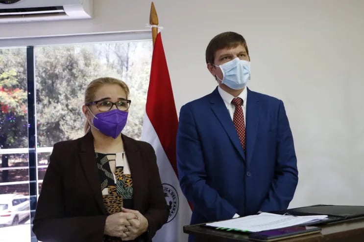 Juan Manuel Brunetti, ministro de Salud, y Lida Sosa, viceministra de Rectoría y Vigilancia de la Salud anunciaron que desde el lunes se vacunaran contra el Covid-19.