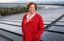 Lisa Jackson, vicepresidenta para el Medioambiente y las Iniciativas Políticas y Sociales de Apple, mientras posa en la sede de la empresa en Cupertino en el sur del área de la bahía de San Francisco, California.