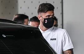 New AC Milan centre-forward, France's Olivier Giroud exits a terminal to get into a car upon his arrival at Linate airport, Milan, Italy, on July 15, 2021 - The 34-year-old World Cup winner is reported to be set to sign a two-year contract worth three million euros per season with AC Milan. (Photo by Piero CRUCIATTI / AFP)