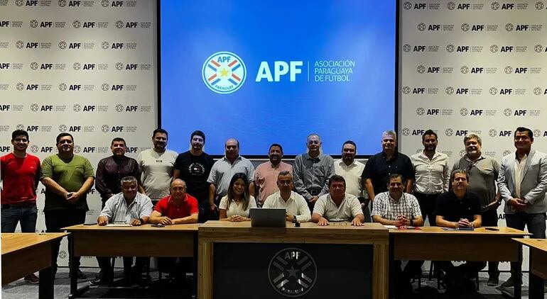 Presidentes y delegados de los 16 clubes de la División Intermedia en la reunión del martes en la sede de la APF, situada en Luque.