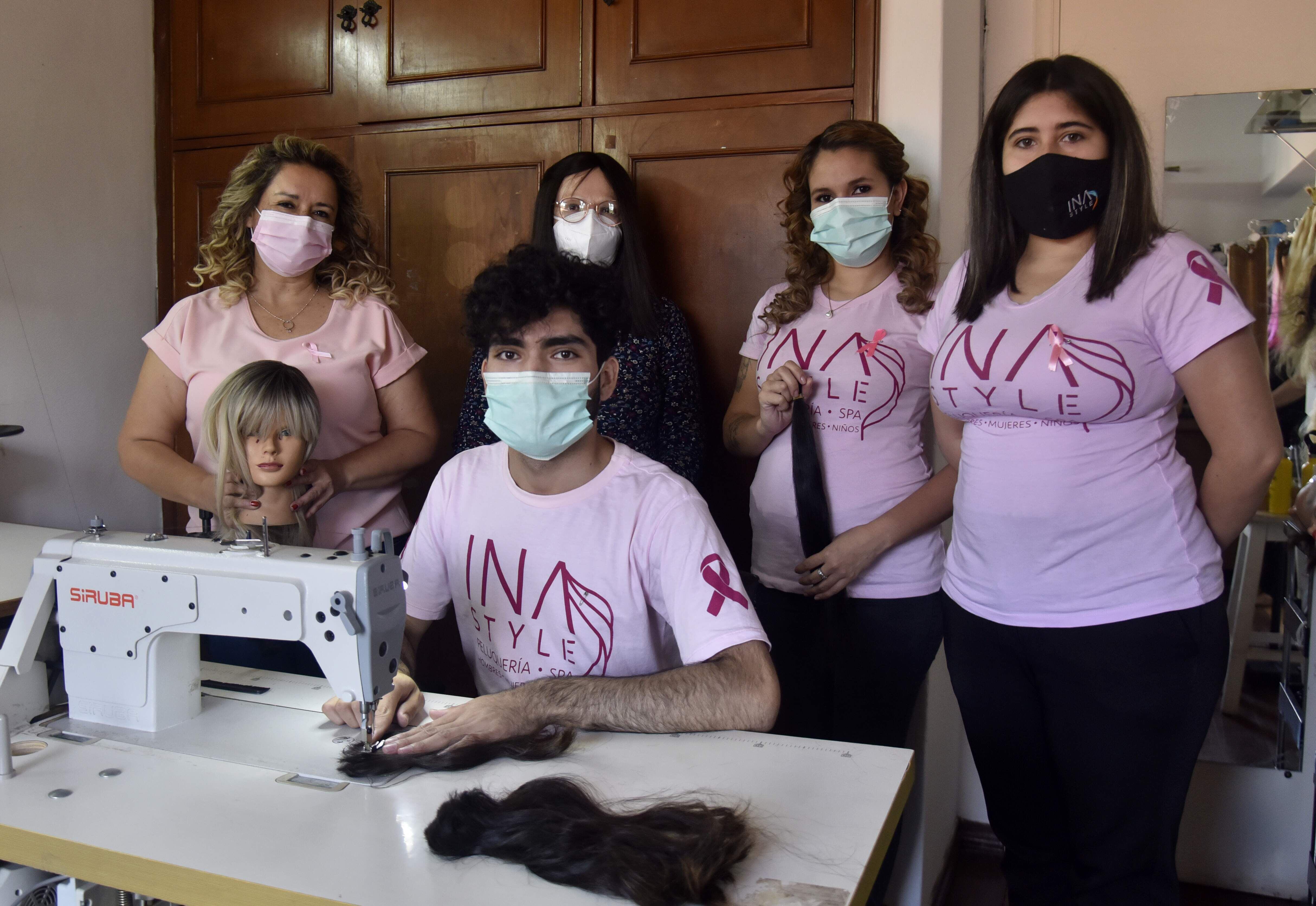 Ina Delgado en su taller junto a su equipo de trabajo compuesto por Lorenzo Gómez, Daisy Chávez y Giselle Escobar. En la foto también aparece Verónica García paciente en tratamiento oncológico.