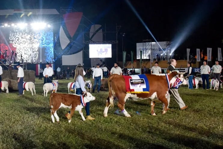 Desfile inaugural de la Expo 2019, de Mariano Roque Alonso, donde se mostró lo mejor de la genética ganadera del Paraguay.