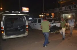los-paramedicos-transportan-en-camilla-el-cadaver-del-bailarin-brasileno-laercio-dos-santos-para-depositarlo-en-una-ambulancia-tras-ser-sacado-del-ho-223703000000-1068373.jpg
