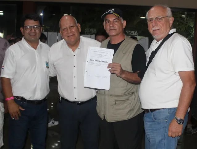 Édgar Ruiz Díaz (i), Jorge Vallejos, Emiliano Rojas y Julio Ferrari, estos dos últimos del Tribunal Electoral Independiente.