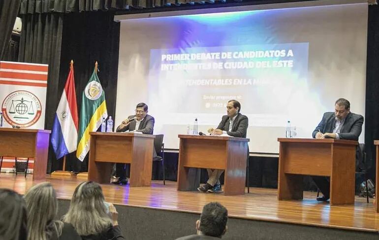 Ever Rojas Borja, José Ayala Cambra e Iván Airaldi durante el debate.
