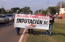 Manifestantes sostienen uno de los pasacalles en Ybycuí esta tarde.
