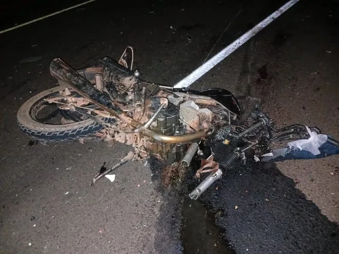 Estado en el que se quedó la motocicleta tras el choque frontal con bus en Yasy Cañy, Canindeyú. Resultado, dos fallecidos