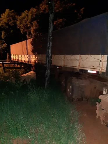 El camión fue abandonado por conductor, que dejó el cargamento en un predio de Villeta.