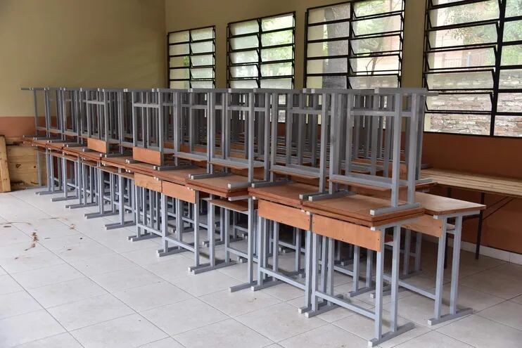 Mesas pedagógicas depositadas en el comedor ante falta de sillas en el Colegio Nacional Alvarín Romero, del barrio Villa Morra de Asunción.