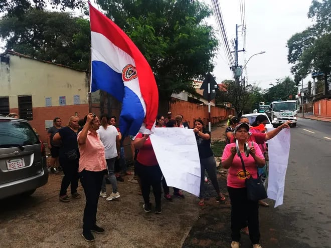 Los padres salieron a las calles a protestar en reclamo de rubros para una escuela del barrio Santísima Trinidad, Asunción.