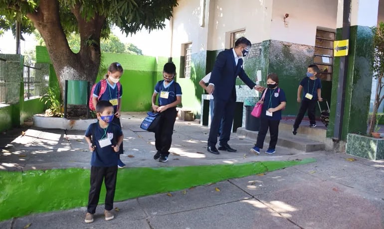 Los niños de la escuela San Rafael, de Luque, muy emocionados comenzaron ayer las clases híbridas del periodo 2021.