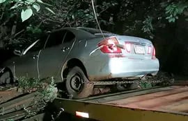 El vehículo abandonado por los maleantes fue retirado del barranco con una grúa.