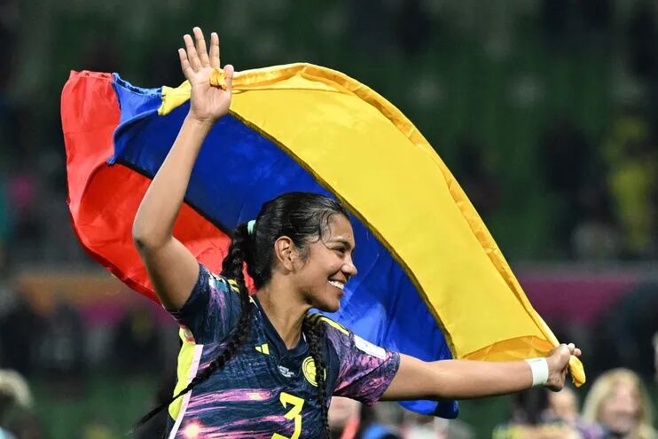 La jugadora colombiana Daniela Arias celebra, con la bandera de su país, la victoria en el partido contra Jamaica en los octavos del Mundial de Fútbol Femenino de este martes en el estadio de Melbourne, Australia. EFE/Joel Carret / PROHIBIDO SU USO EN AUSTRALIA Y NUEVA ZELANDA