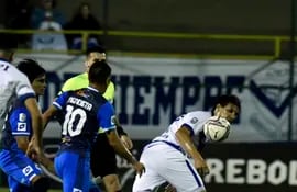 Pablo Zeballos se adelanta hacia la pelota a David Mendieta Chávez (10).