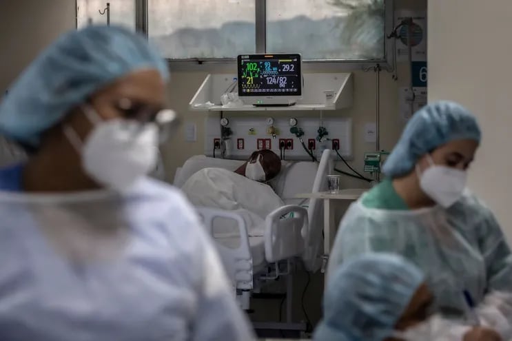 Trabajadores de la salud asisten a un enfermo de covid, en el área de UTI, en Río de Janeiro.