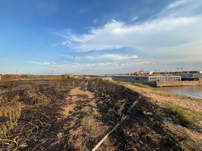 Una fogata hecha en la ribera del río Paraguay generó un incendio y que casi llega a una barcaza con combustible.