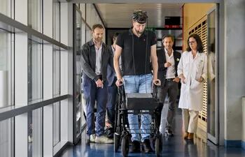El paciente Gert-Jan (C) camina de nuevo gracias a combinación de dos innovadoras técnicas,en Lausanne, Suiza.  (EFE)
